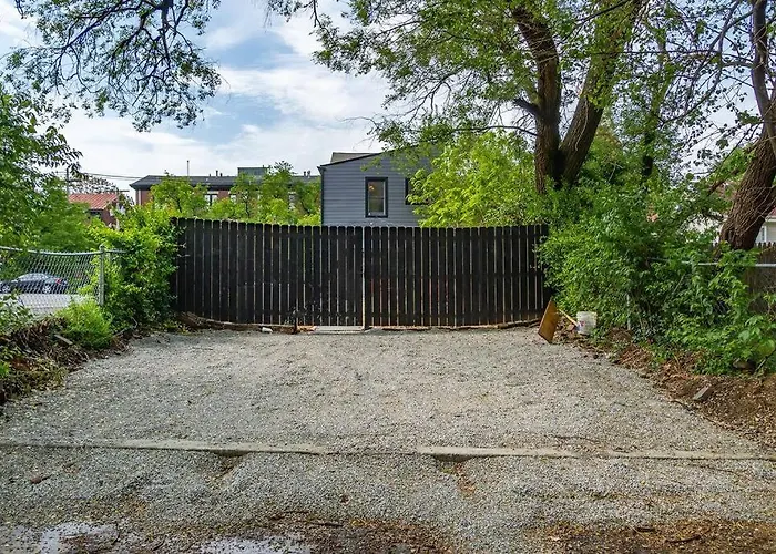 Luxury 8 Bed/4 Ba Nulu Home Private Yard/Parking Louisville
